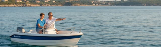 un adolescent à la barre d'un petit bateau à moteur, un adulte à côté qui supervise, mer calme et côte en arrière-plan,