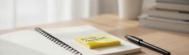 un post-it jaune manuscrit collé sur un cahier ouvert, écriture au feutre lisant vaguement une consigne rappelée, stylo