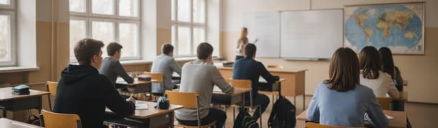 une salle de classe de lycée en début d'année, vue de trois quarts arrière, des élèves de seconde attentifs face à un ta