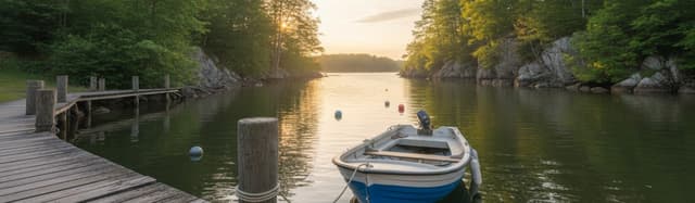 une petite embarcation à moteur hors-bord amarrée dans une crique ou le long d'un ponton de canal, lumière d'été, ambian