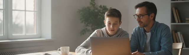 un collégien et un parent consultant un résultat d'examen sur un ordinateur portable à la maison, ambiance lumineuse et