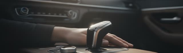 gros plan en lumière rasante sur le sélecteur de vitesses d'une boîte automatique dans un habitacle de voiture moderne,
