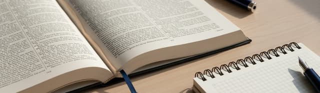 vue rapprochée en légère plongée d'un dictionnaire de langue française ouvert à plat sur un bureau en bois clair, colonn