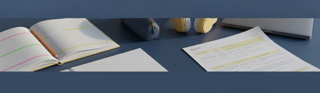 bureau d'élève de collège vu de trois quarts, cahier ouvert avec des lignes surlignées de couleurs, règle, trousse, casq