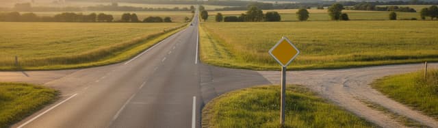 route départementale rectiligne en campagne, intersection avec un chemin secondaire sur la droite, panneau losange jaune