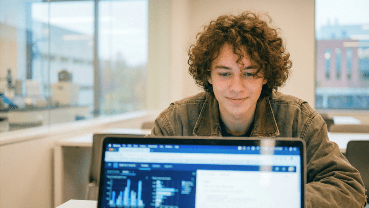 Un lycéen consulte une intelligence artificielle sur son ordinateur pour explorer ses choix d'orientation sur Parcoursup