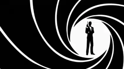 Silhouette de James Bond armé dans le célèbre canon de pistolet noir et blanc
