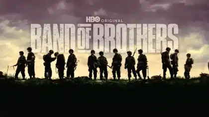 Les soldats de la Easy Company se découpent en silhouettes sur un ciel menaçant, dans le visuel officiel de la série Band of Brothers.