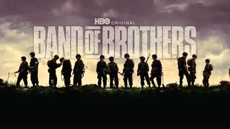 Les soldats de la Easy Company se découpent en silhouettes sur un ciel menaçant, dans le visuel officiel de la série Band of Brothers.