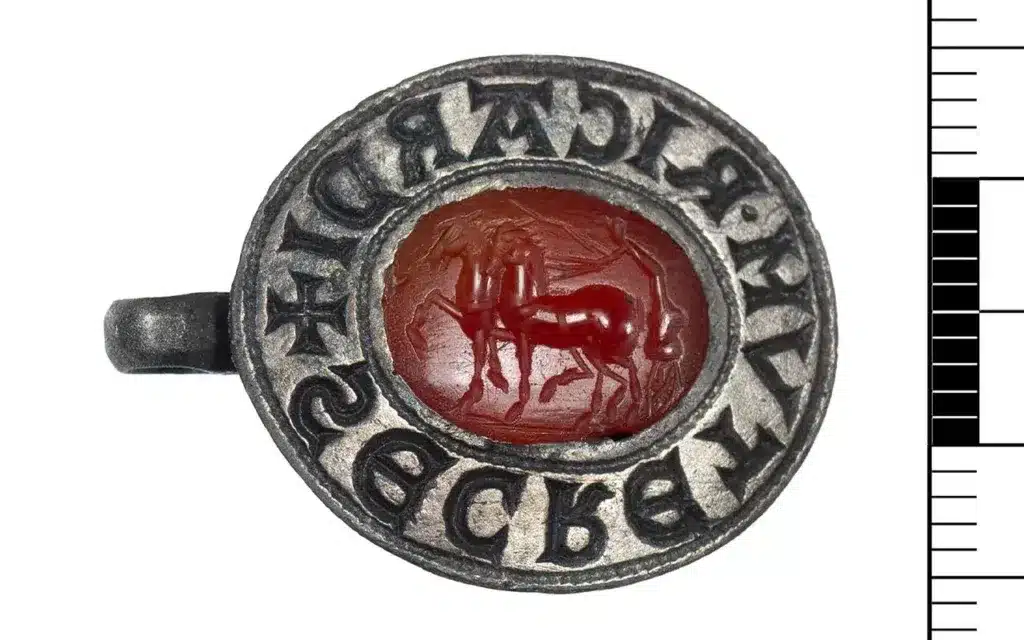 Pendentif médiéval en argent découvert dans l’Essex, gravé “SECRETVM RICARDI”, avec au centre une cornaline romaine représentant un aurige sur son char.