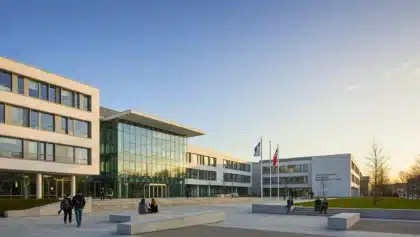 Campus moderne d’une école d’ingénieurs en France avec des étudiants circulant sur l’esplanade