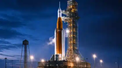 La fusée Space Launch System de la mission Artemis II se dresse sur le pas de tir 39B à l’aube, entourée de vapeurs cryogéniques sous les projecteurs.