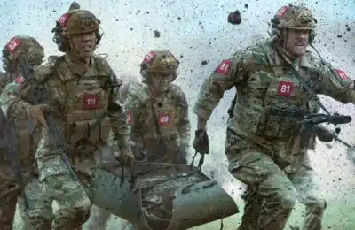 Des recrues de l’US Army Rangers courent dans la boue sous une pluie de débris après une explosion pendant un entraînement militaire intensif.
