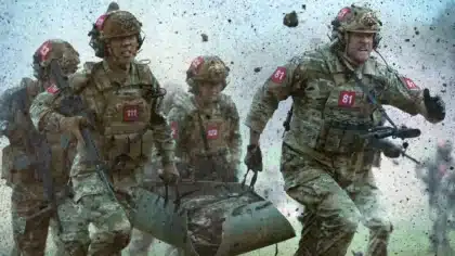 Des recrues de l’US Army Rangers courent dans la boue sous une pluie de débris après une explosion pendant un entraînement militaire intensif.
